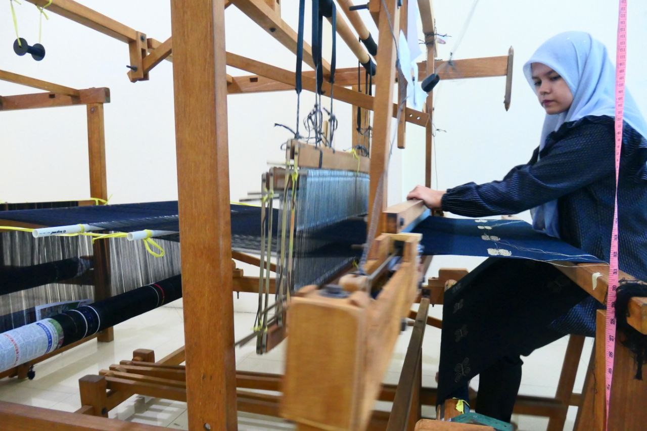Pengrajin Tenun Aceh Tengah Membuat Tenun