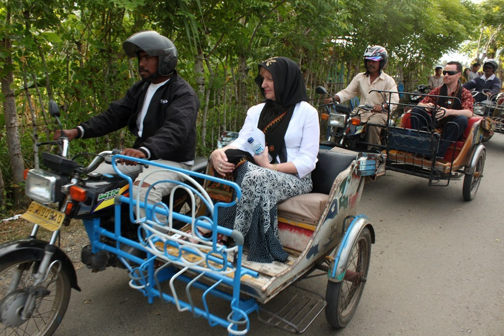 Turis Naik Becak